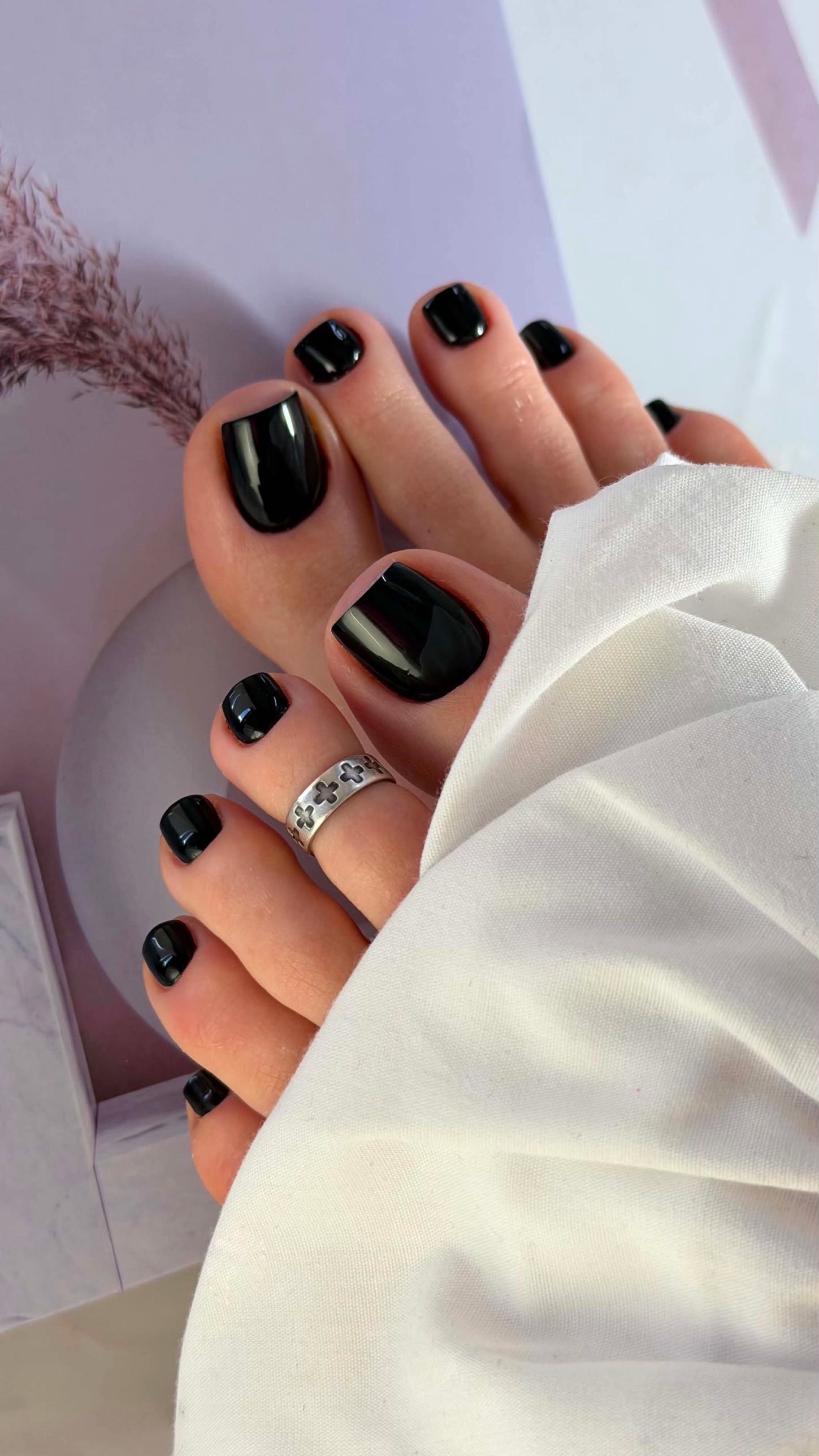 Pedichiură estetică cu semipermanent negru lucios